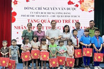 Kiến Tường: Trao quà Trung thu của Chủ tịch UBND TP.HCM Nguyễn Văn Được