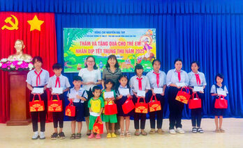 Phó Chủ tịch Thường trực HĐND tỉnh Nguyễn Đài Thy trao quà Trung thu tại xã Hòa Hội