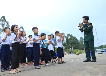 Sôi nổi chương trình 'Trung thu chiến sĩ – Trăng rằm yêu thương' tại Tiểu đoàn Bộ binh 1