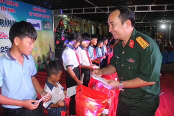 Ấm áp chương trình 'Trung thu biên cương'