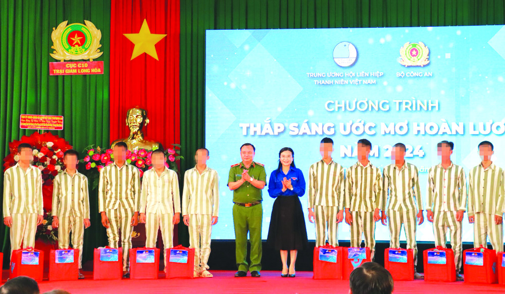 Hành trang tái hòa nhập và sự giúp đỡ thầm lặng