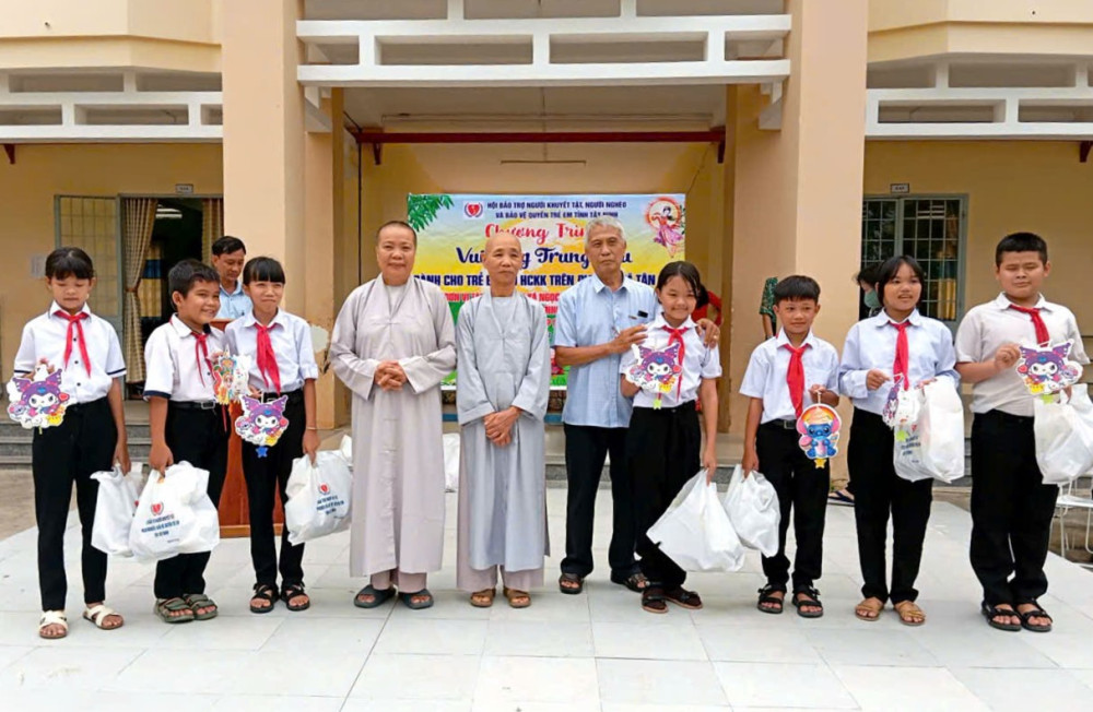 Ông Nguyễn Văn Quá và các đại biểu trao tặng quà Trung thu cho các em học sinh nghèo