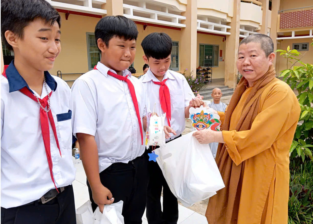 Sư cô Thích nữ Phụng Liên trao quà Trung thu cho học sinh nghèo
