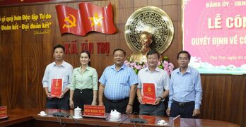 Xã Tân Trụ: Công bố quyết định công tác cán bộ