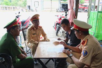 Vận động chủ cơ sở sửa xe, lò rèn cam kết chấp hành nghiêm quy định pháp luật