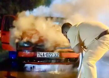 Cảnh sát giao thông Tây Ninh cứu 2 người bị mắc kẹt trong ô tô bốc cháy