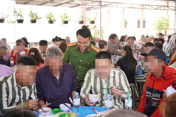 Bữa cơm đoàn viên của các phạm nhân