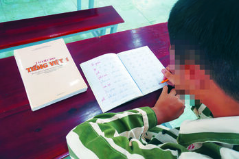 Viết lại cuộc đời từ lớp học xóa mù chữ