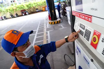 Giá xăng dầu hôm nay 03/10: Giữ đà lao dốc về mức thấp nhất 4 tháng