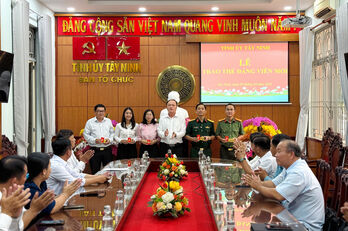 Tây Ninh: Trao thẻ đảng viên gắn chip điện tử cho các đảng bộ trực thuộc