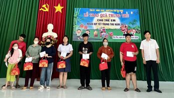 Xã Tân Phú trao quà Trung thu cho trẻ em khuyết tật, có hoàn cảnh khó khăn
