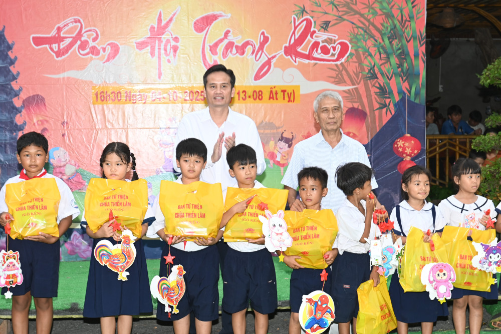 Phó Trưởng Ban Văn hóa – Xã hội, HĐND tỉnh Nguyễn Việt Cường và ông Nguyễn Văn Quá, Chủ tịch Hội Bảo trợ tặng quà cho học sinh có hoàn cảnh khó khăn