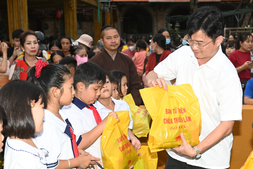 Bí thư Đảng ủy phường Hòa Thành Dương Quốc Khánh tặng quà cho học sinh có hoàn cảnh khó khăn
