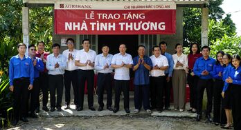 Chủ tịch UBND tỉnh Nguyễn Văn Út trao nhà tình thương và quà Trung thu tại xã Đức Huệ