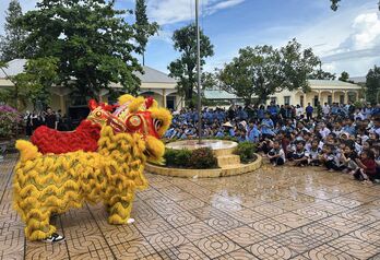 Mang tết Trung Thu đến biên cương