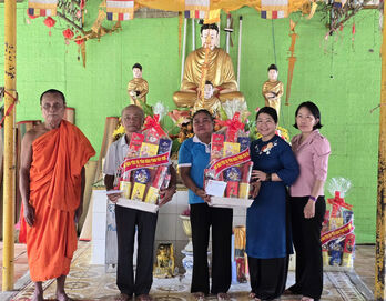 Lãnh đạo UBMTTQ Việt Nam tỉnh thăm, tặng quà người có uy tín dân tộc Khmer và cộng đồng người Tà Mun
