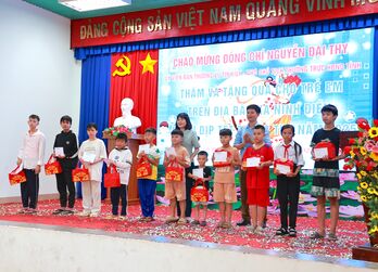 Phó Chủ tịch Thường trực HĐND tỉnh Nguyễn Đài Thy tặng quà Tết Trung thu tại xã Ninh Điền