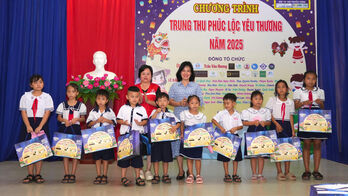 'Trung thu phúc lộc yêu thương' tại xã biên giới Long Chữ