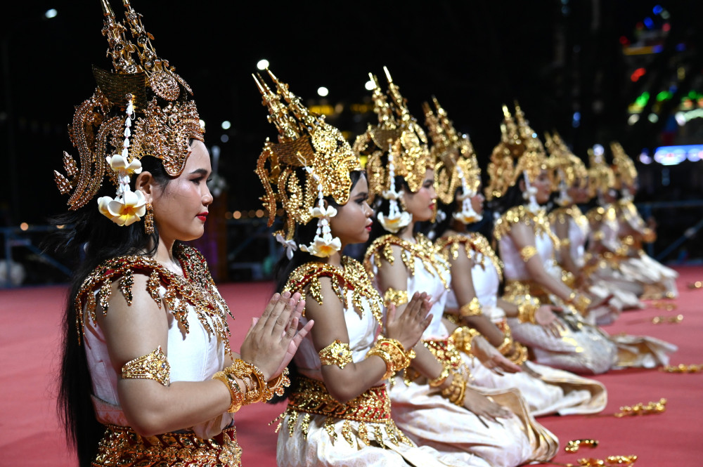 Âm nhạc dân gian, múa dân gian là những tết mục không thể thiếu trong phần hội của đạo Cao Đài Tòa Thánh Tây Ninh