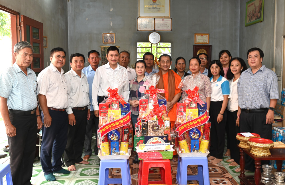 Đoàn Ban Thường trực Ủy ban MTTQ Việt Nam tỉnh tặng quà đồng bào Khmer tại Chùa KheDol