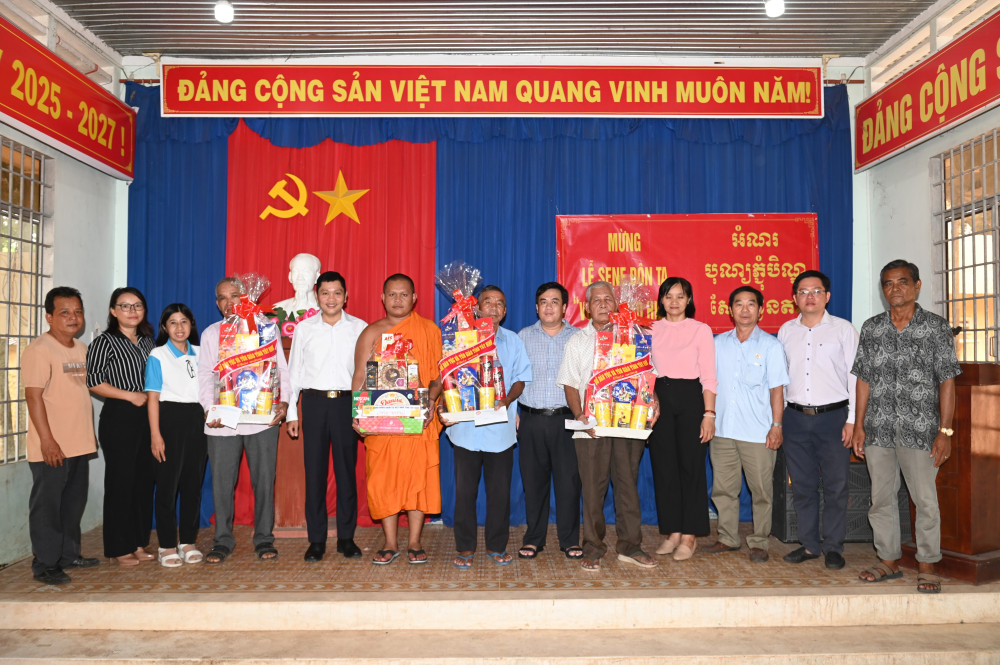 Đoàn Ban Thường trực Ủy ban MTTQ Việt Nam tỉnh tặng quà đồng bào Khmer tại Chùa Kà Ốt