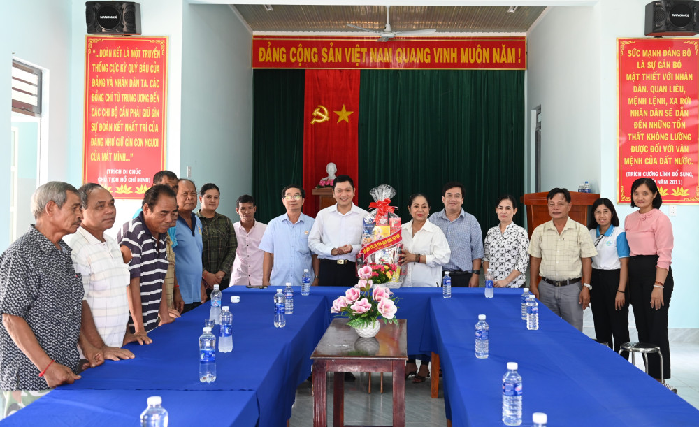 Đoàn Ban Thường trực Ủy ban MTTQ Việt Nam tỉnh tặng quà cộng đồng người Tà Mun xã Tân Thành