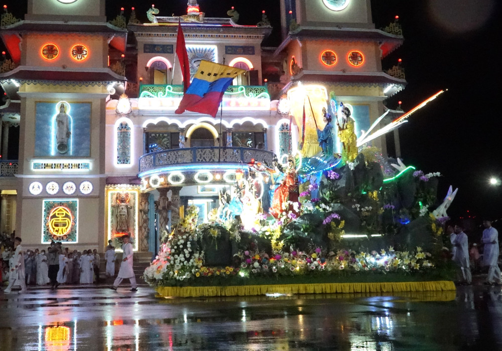 Diễu hành cộ Tiên của đạo Cao Đài Tòa Thánh Tây Ninh có ý nghĩa tôn vinh Đức Phật Mẫu và Cửu vị Tiên Nương, cầu mong mưa thuận gió hòa và quốc thái dân an