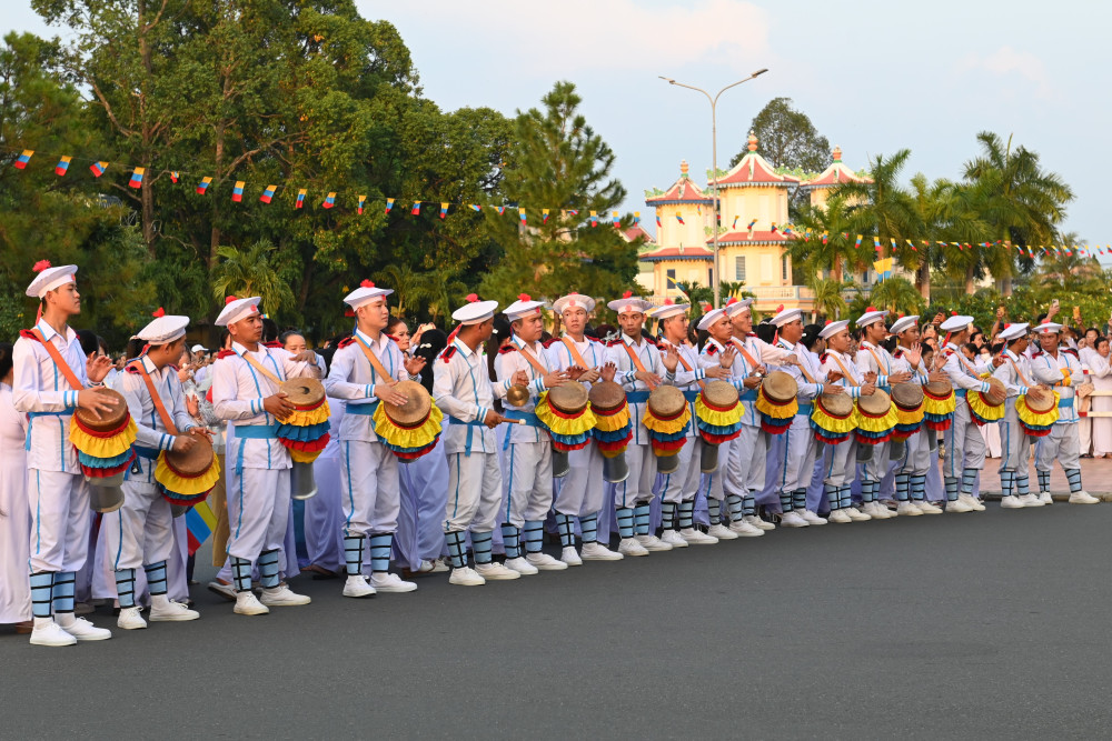 Biểu diễn trống Chhay dăm của đạo Cao Đài Tòa Thánh Tây Ninh là nghệ thuật độc đáo mang ý nghĩa tôn vinh di sản văn hóa, kết nối cộng đồng, thể hiện tinh thần đoàn kết, lạc quan và tín ngưỡng tâm linh