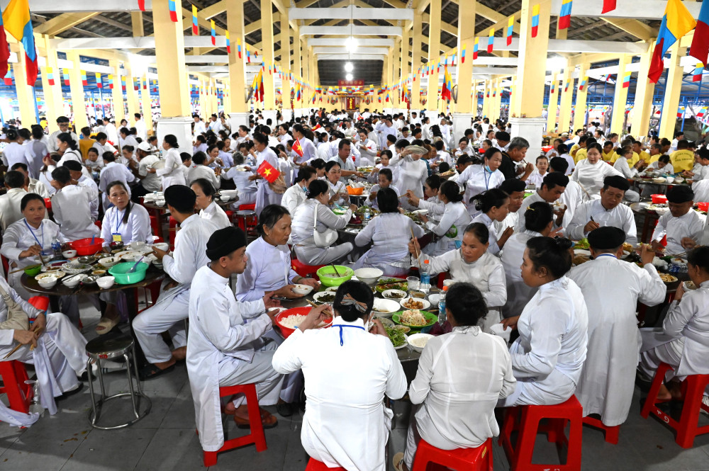 Vào những ngày lễ hội, khu vực Trai Đường trong nội ô Tòa Thánh Cao Đài Tây Ninh luôn chiêu đãi miễn phí hàng triệu du khách và tín đồ với các món ăn chay thanh đạm