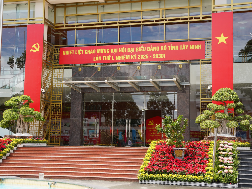 Hoa tươi được trang trí phía ngoài và phía trong hội trường 
