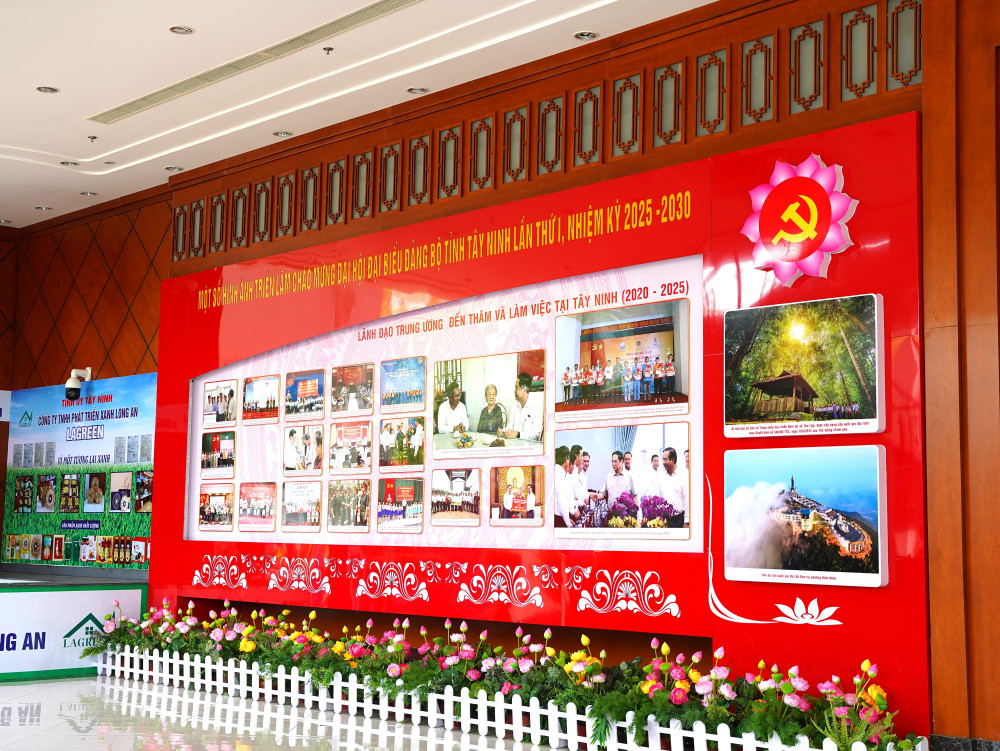 Triển lãm hình ảnh thành tựu nhiệm kỳ 2020-2025 ở khu vực hành lang hội trường tổ chức Đại hội. 