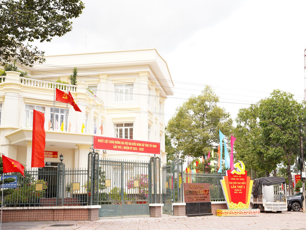 Các cơ quan treo cờ và băng rôn nhiệt liệt chào mừng Đại hội đại biểu Đảng bộ tỉnh Tây Ninh lần thứ I, nhiệm kỳ 2025-2030