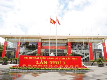 Gấp rút hoàn tất trang trí, khánh tiết phục vụ Đại hội đại biểu Đảng bộ tỉnh Tây Ninh lần thứ I, nhiệm kỳ 2025-2030