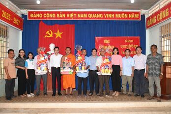 Ban Thường trực UBMTTQ Việt Nam tỉnh: Thăm và chúc mừng lễ Sene Dolta, lễ Saunco Khamun