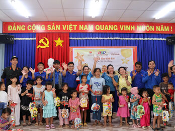 Mang Trung thu ấm áp đến các em thiếu nhi xã Tân Phú