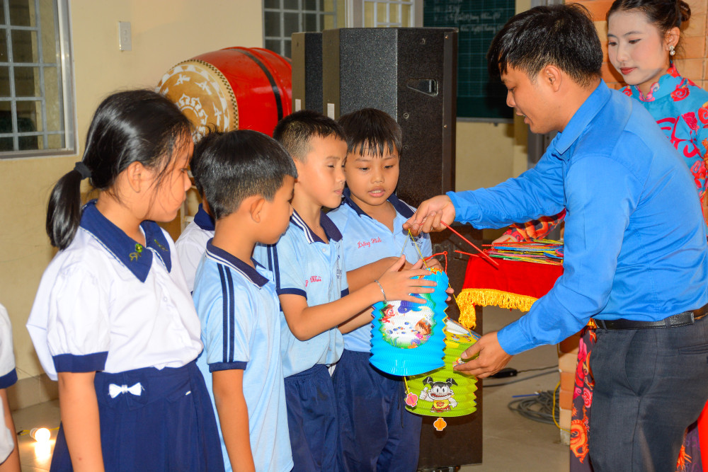 Nhiều phần quà Trung thu được trao đến các em học sinh tiểu học