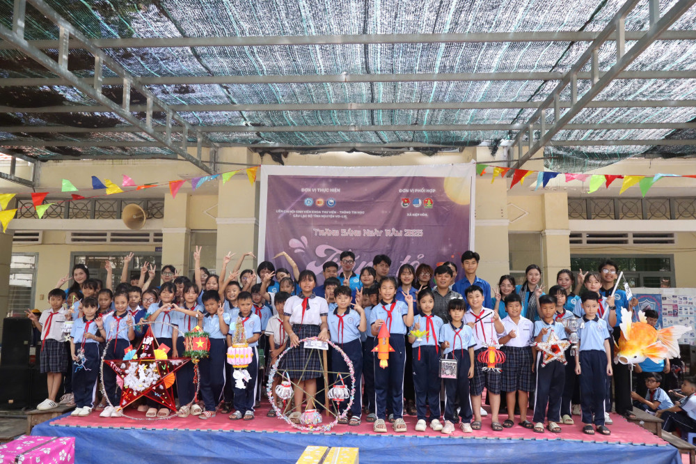 Đoàn Thah niên xã Hiệp Hòa phối hợp Liên Chi hội sinh viên Khoa Thư viện - Thông tin học, Câu lạc bộ tình nguyện VO-LIS, Trường Đại học KHXH&NV, ĐHQG Hồ Chí Minh tổ chức chương trình nghệ thuật, tặng quà trung thu cho các em thiếu nhi Trường Tiểu học Hiệp Hòa