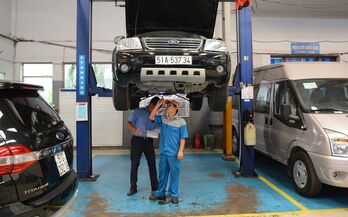 Vì sao giảm xóc bên phải ô tô thường hư hỏng sớm hơn?