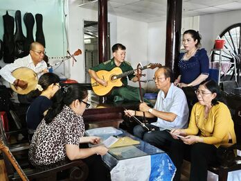 Đời sống văn hóa, tinh thần của người dân ngày càng được nâng cao Đời sống văn hóa, tinh thần của người dân ngày càng được nâng cao