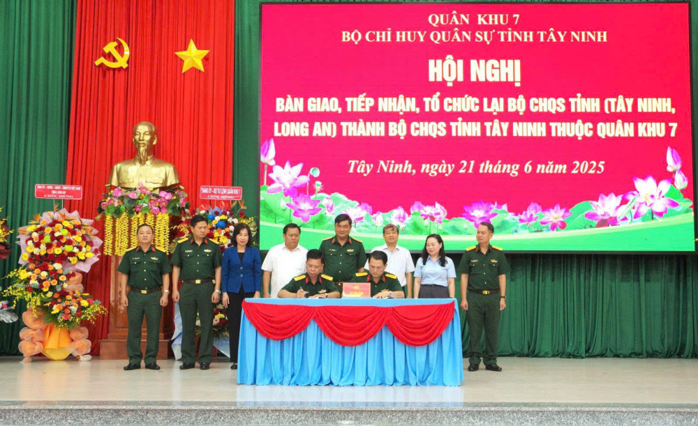 Quốc phòng, an ninh vững mạnh - phát triển vững bền