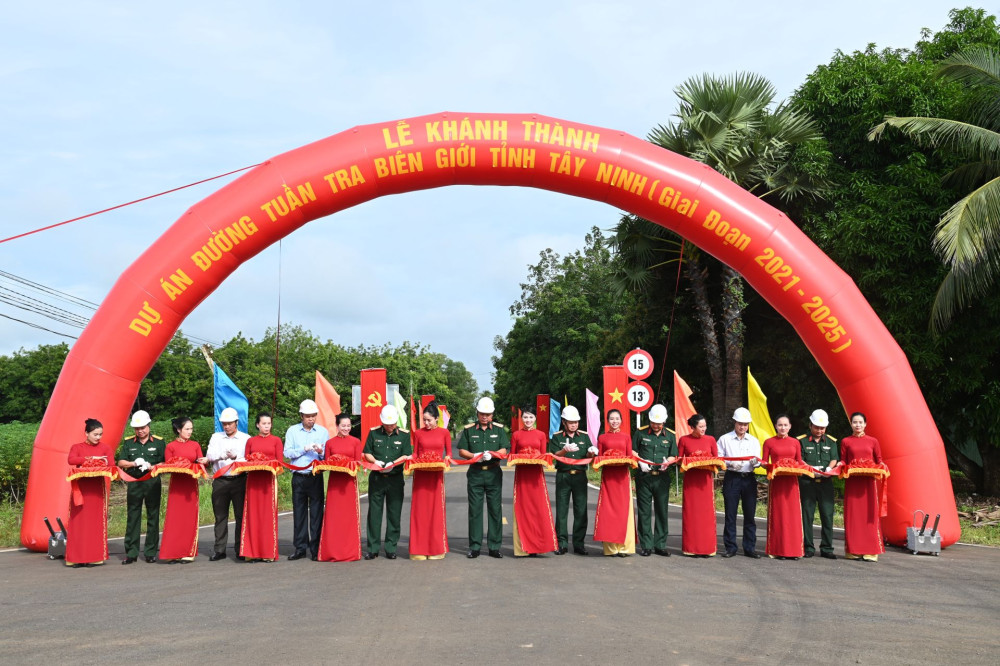 Quốc phòng, an ninh vững mạnh - phát triển vững bền