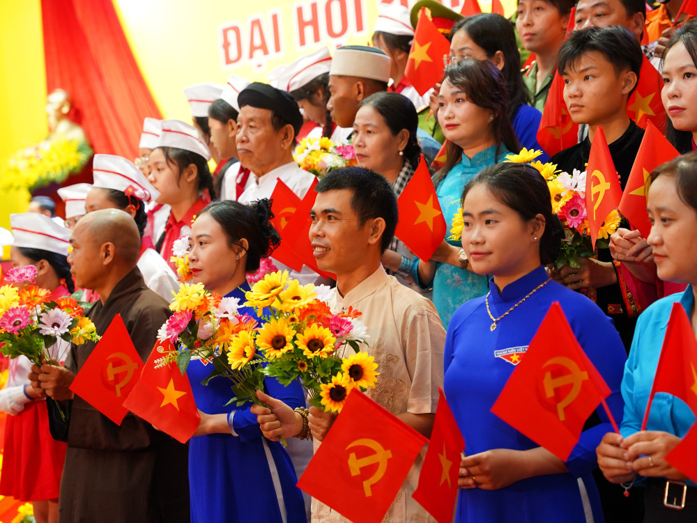 Đoàn đại biểu đại diện các tầng lớp nhân dân chúc mừng Đại hội