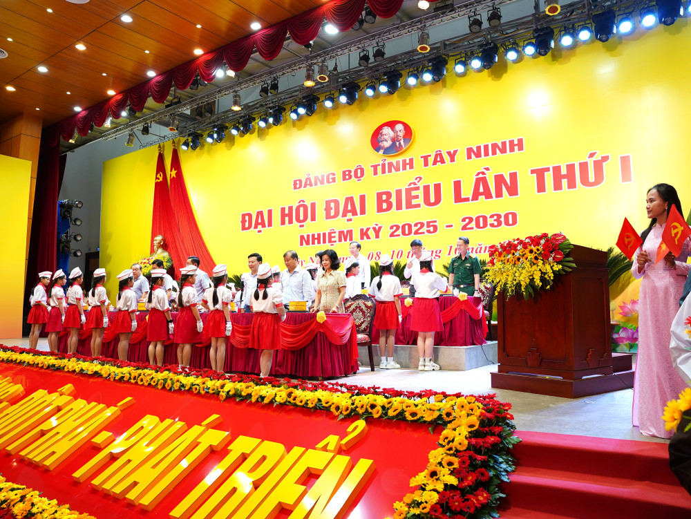 Tổng duyệt đoàn thiếu nhi tặng hoa chúc mừng Đại hội 