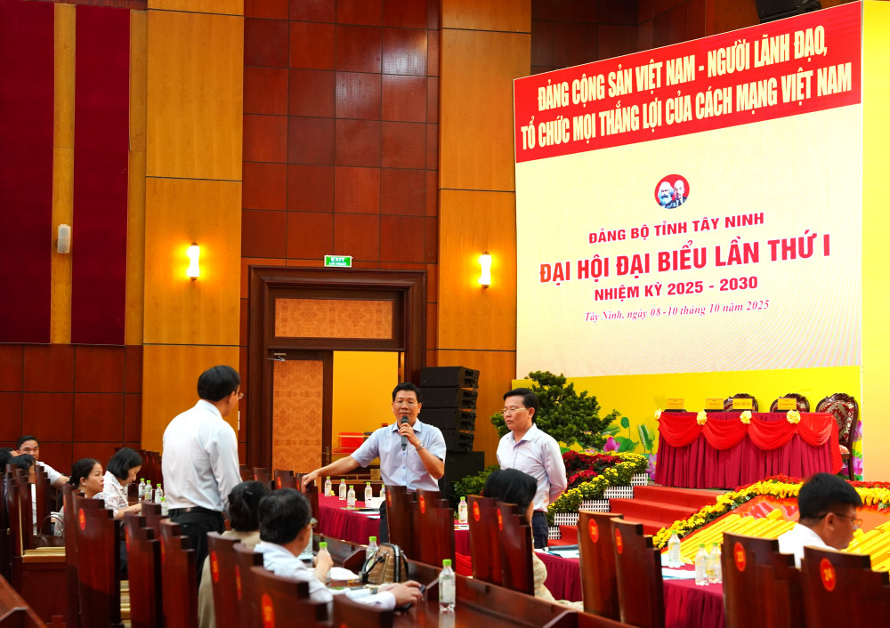 Phó Bí thư Thường trực Tỉnh ủy Nguyễn Mạnh Hùng chỉ đạo tại buổi tổng duyệt 