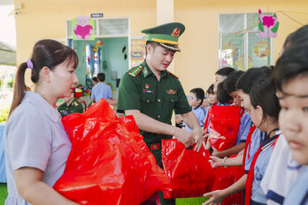 Đồn Biên phòng Tuyên Bình trao quà Trung thu cho học sinh có hoàn cảnh khó khăn