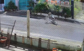 Bé trai khóc nức nở vì bị cướp 140 tờ vé số
