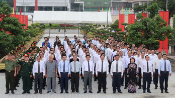 Đoàn đại biểu tỉnh Tây Ninh viếng Nghĩa trang liệt sĩ Long An