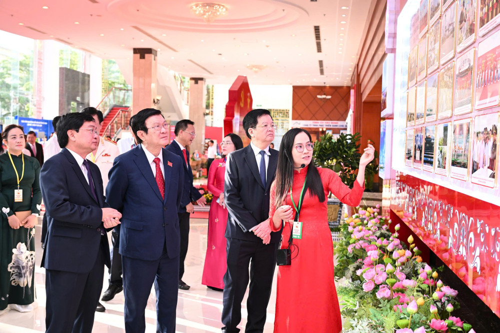 Kỳ vọng tỉnh Tây Ninh sẽ trở thành một trong những hình mẫu thành công sau hợp nhất (*) Các đồng chí lãnh đạo, nguyên lãnh đạo Đảng, Nhà nước và lãnh đạo tỉnh tham quan triển lãm các thành tựu nhiệm kỳ 2020-2025