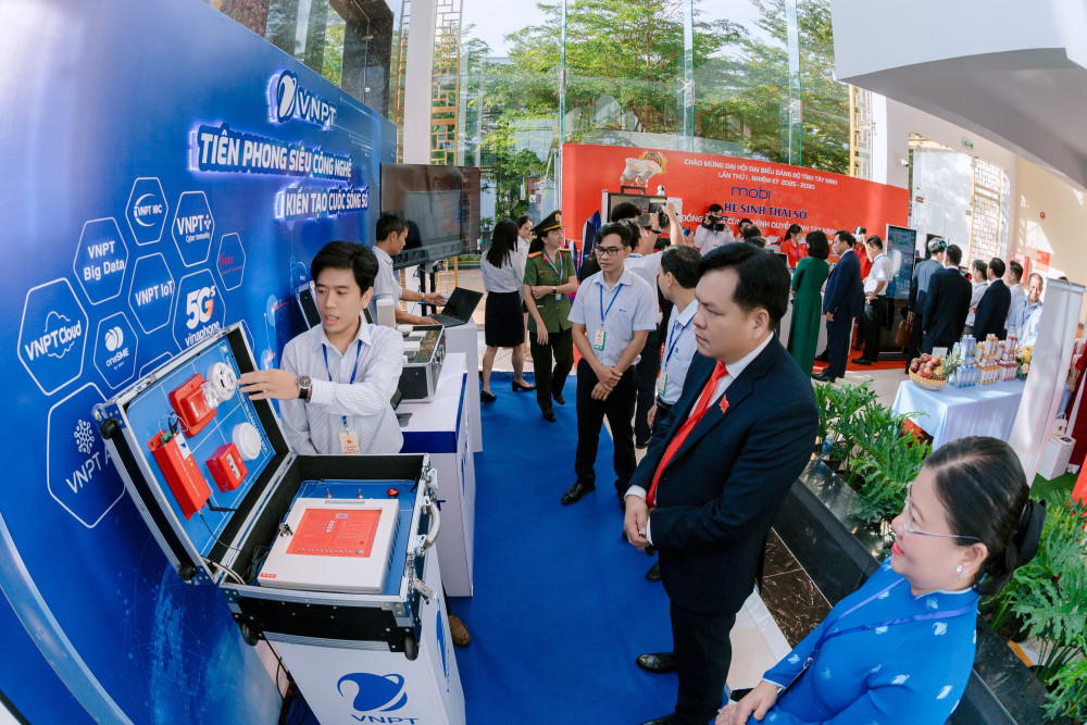 Kỳ vọng tỉnh Tây Ninh sẽ trở thành một trong những hình mẫu thành công sau hợp nhất (*) Đại biểu tham quan không gian chuyển đổi số tại Đại hội đại biểu Đảng bộ tỉnh Tây Ninh lần thứ I nhiệm kỳ 2025-2030