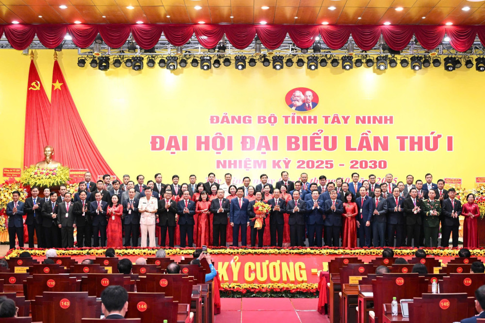Kỳ vọng tỉnh Tây Ninh sẽ trở thành một trong những hình mẫu thành công sau hợp nhất (*) Ủy viên Bộ Chính trị, Thường trực Tiểu ban Văn kiện Đại hội XIV của Đảng Nguyễn Văn Nên tặng hoa chúc mừng Ban Chấp hành Đảng bộ tỉnh nhiệm kỳ 2025-2030